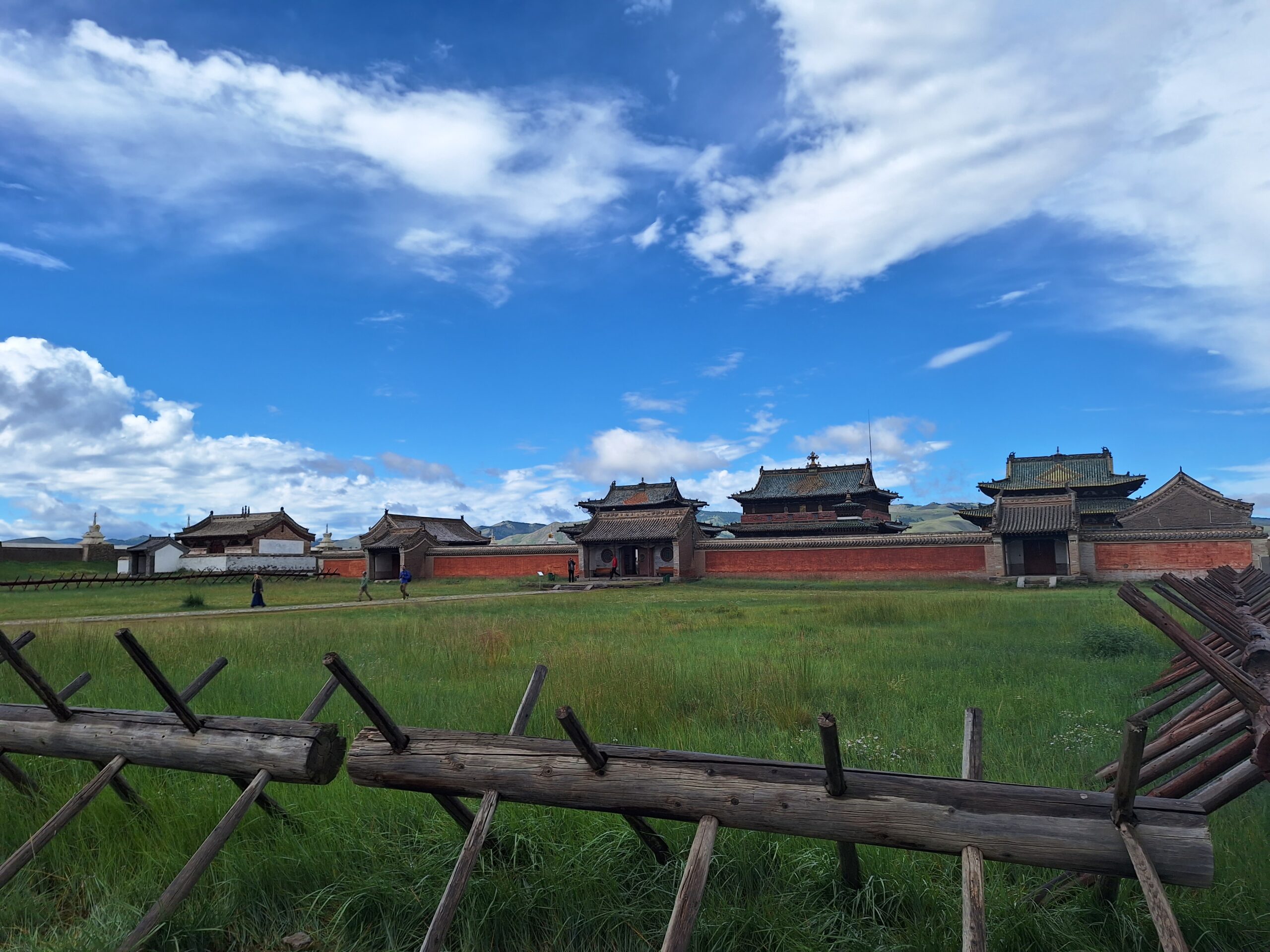 A photo of several buildings of a Tibetan Buddhist monastery.